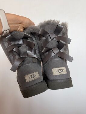 UGG Gray Bailey Bow Boots sz 4